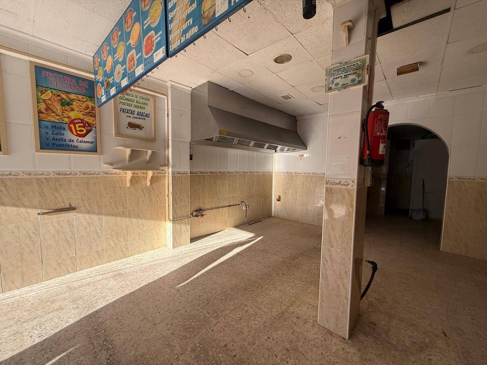 Commercial for sale in La Linea de la Concepcion - € 150,000 (Ref: 9770648)