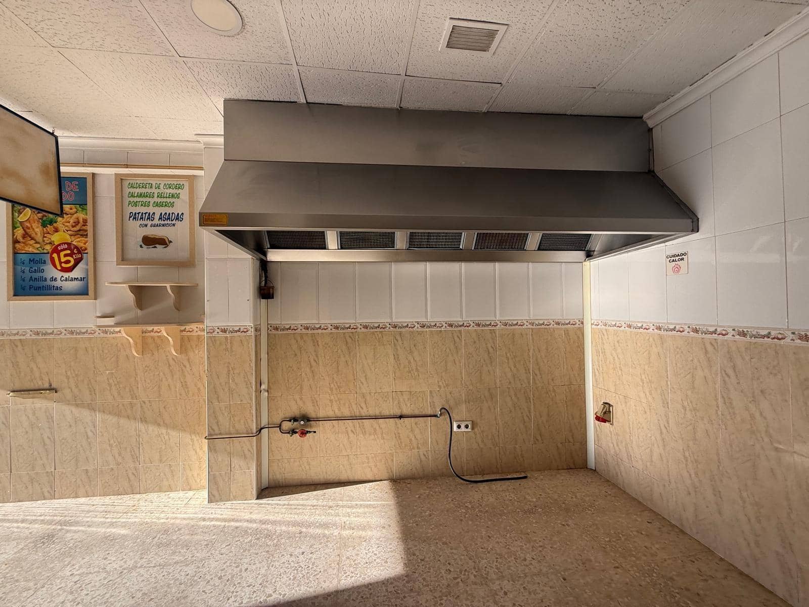 Commercial for sale in La Linea de la Concepcion - € 150,000 (Ref: 9770648)