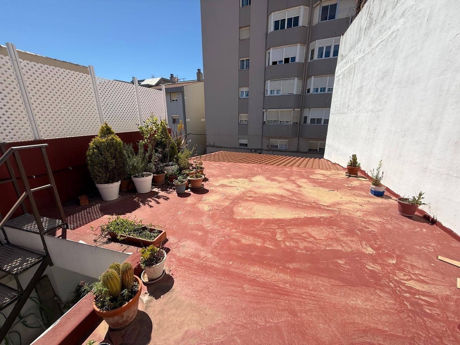 Apartment for sale in La Linea de la Concepcion with garage - € 230,000 (Ref: 9773059)