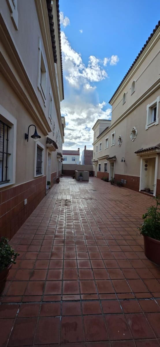 3 Zimmer Reihenhaus zu verkaufen in Algeciras mit Garage - 207.000 € (Ref: 9778124)