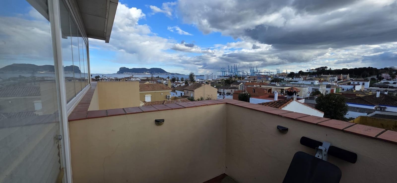 3 Zimmer Reihenhaus zu verkaufen in Algeciras mit Garage - 207.000 € (Ref: 9778124)
