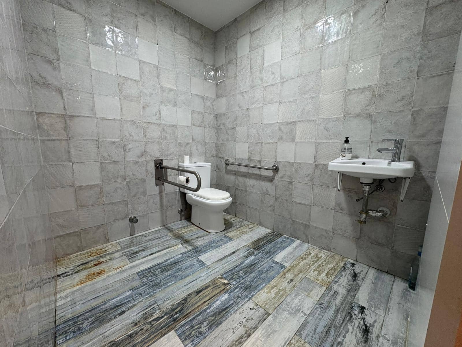 Local Comercial en Algeciras en venta - 73.000 € (Ref: 9788393)