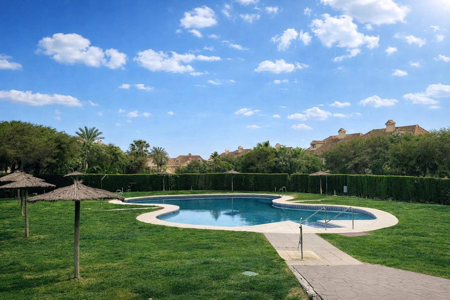 3 chambre Villa/Maison Semi-Mitoyenne à vendre à La Alcaidesa avec piscine - 367 000 € (Ref: 9788395)