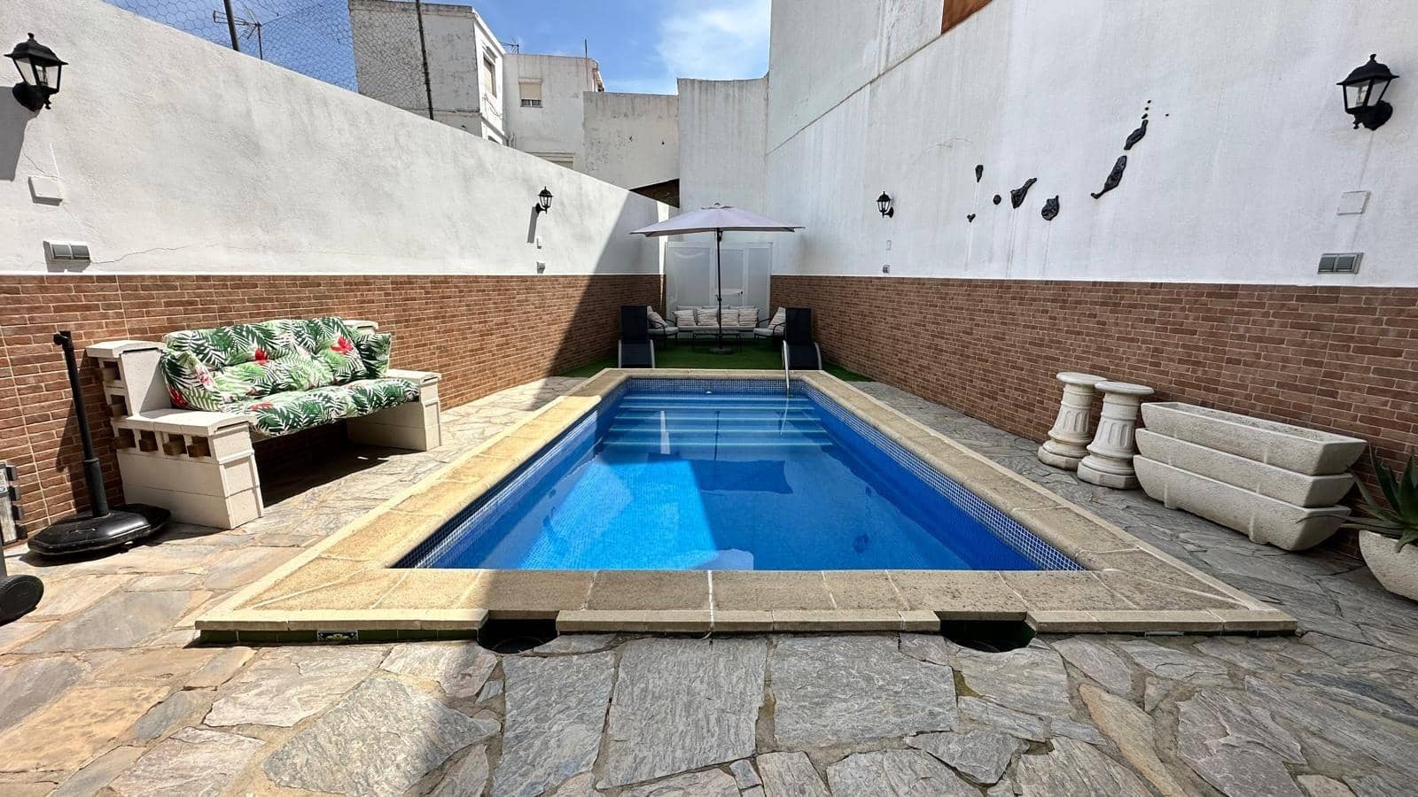 5 soverom Hus til salgs i La Linea de la Concepcion med garasje - € 470 000 (Ref: 9815844)