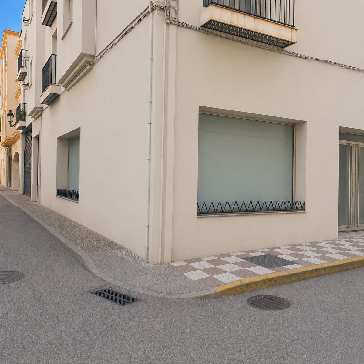 Commercial for sale in La Linea de la Concepcion - € 145,000 (Ref: 9839265)
