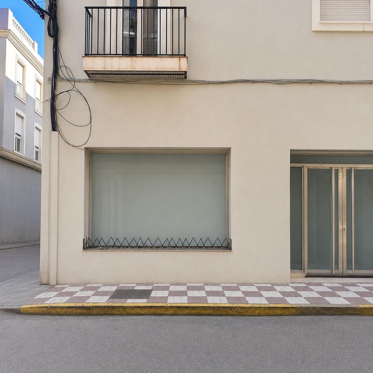 Commercial for sale in La Linea de la Concepcion - € 145,000 (Ref: 9839265)