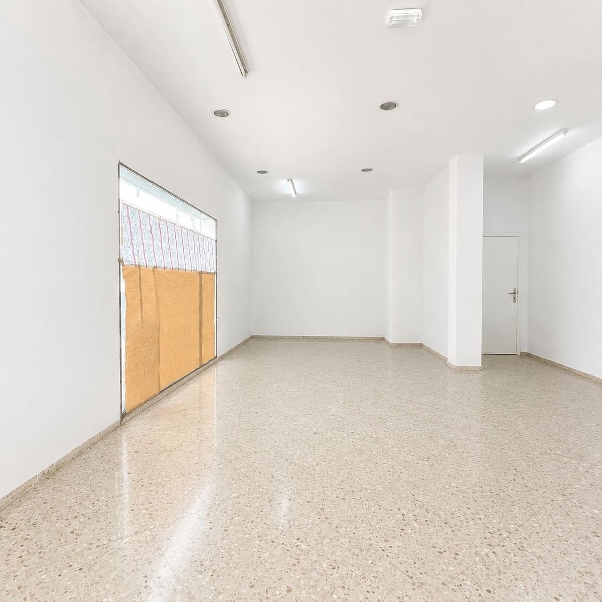 Commercial for sale in La Linea de la Concepcion - € 145,000 (Ref: 9839265)