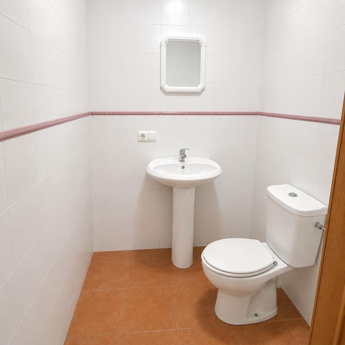 Commercial for sale in La Linea de la Concepcion - € 145,000 (Ref: 9839265)