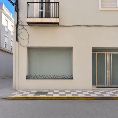 Local Commercial à vendre à La Línea de la Concepción - 145 000 € (Ref: 9839265)