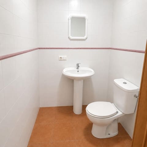 Local Commercial à vendre à La Línea de la Concepción - 145 000 € (Ref: 9839265)