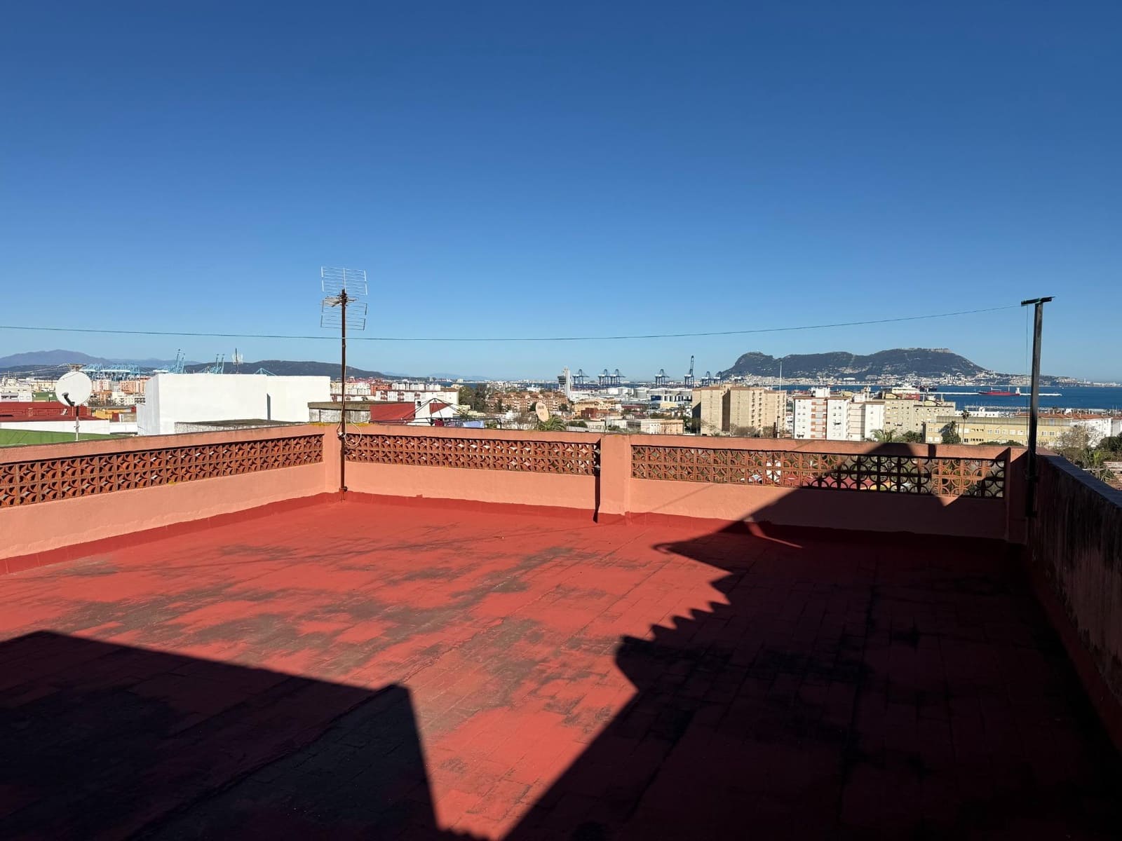 5 soveværelse Semi-Rækkehus til salg i Algeciras med garage - € 149.900 (Ref: 9843392)