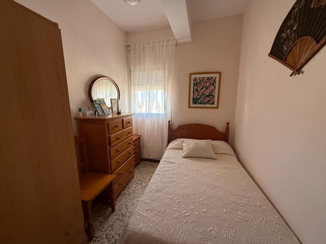 5 soveværelse Semi-Rækkehus til salg i Algeciras med garage - € 149.900 (Ref: 9843392)