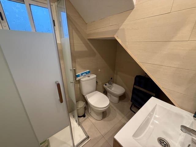 5 soveværelse Semi-Rækkehus til salg i Algeciras med garage - € 149.900 (Ref: 9843392)