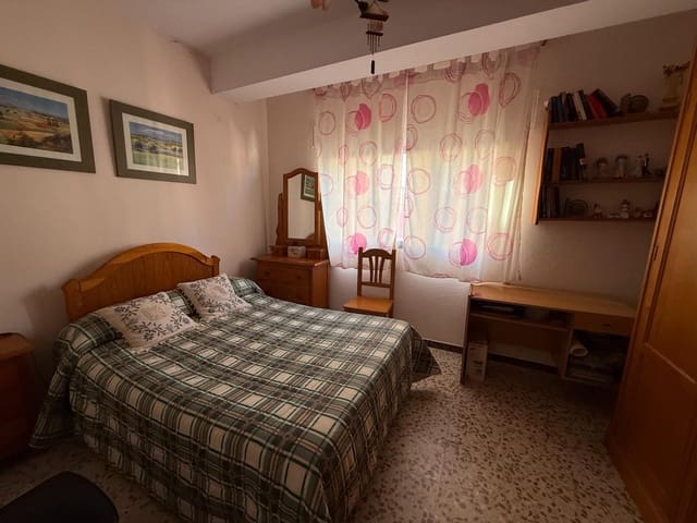 5 soveværelse Semi-Rækkehus til salg i Algeciras med garage - € 149.900 (Ref: 9843392)