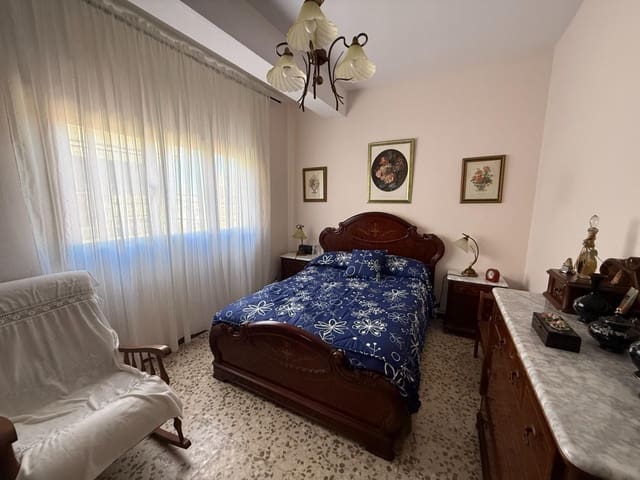 5 soveværelse Semi-Rækkehus til salg i Algeciras med garage - € 149.900 (Ref: 9843392)