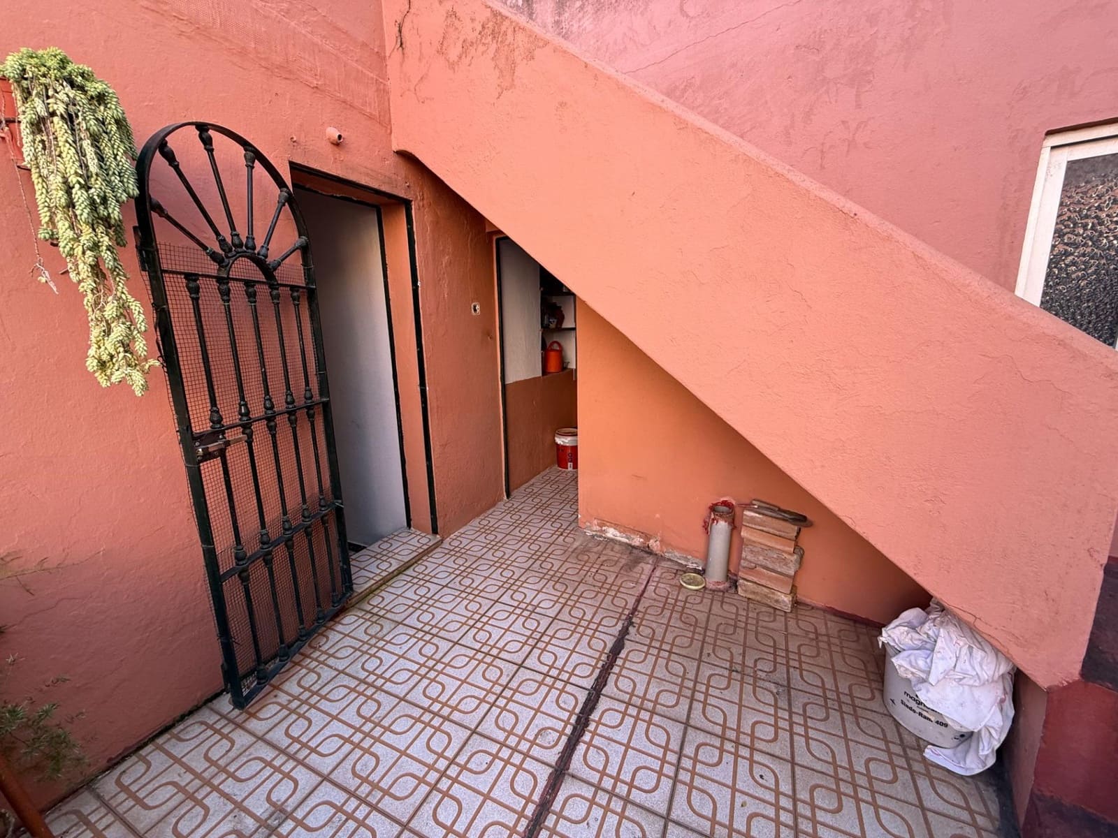5 soveværelse Semi-Rækkehus til salg i Algeciras med garage - € 149.900 (Ref: 9843392)