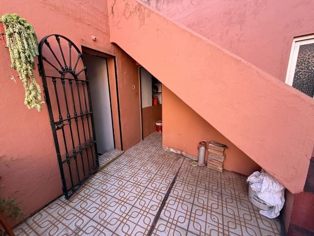 5 soveværelse Semi-Rækkehus til salg i Algeciras med garage - € 149.900 (Ref: 9843392)