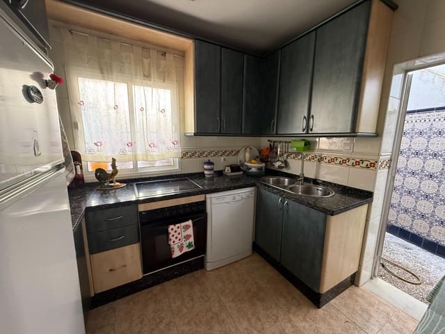 5 soveværelse Semi-Rækkehus til salg i Algeciras med garage - € 149.900 (Ref: 9843392)