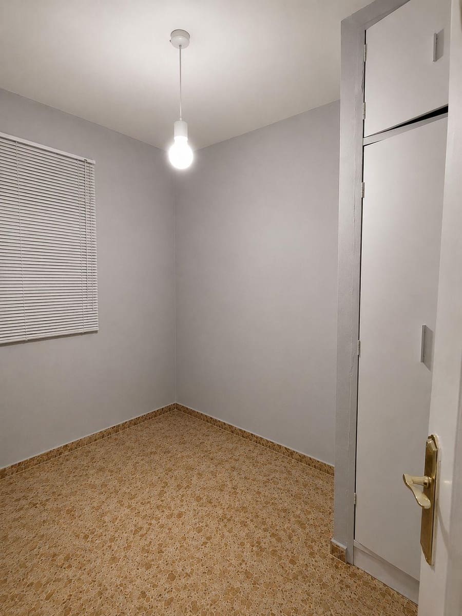 3 bedroom Flat for sale in La Linea de la Concepcion - € 145,000 (Ref: 9846237)