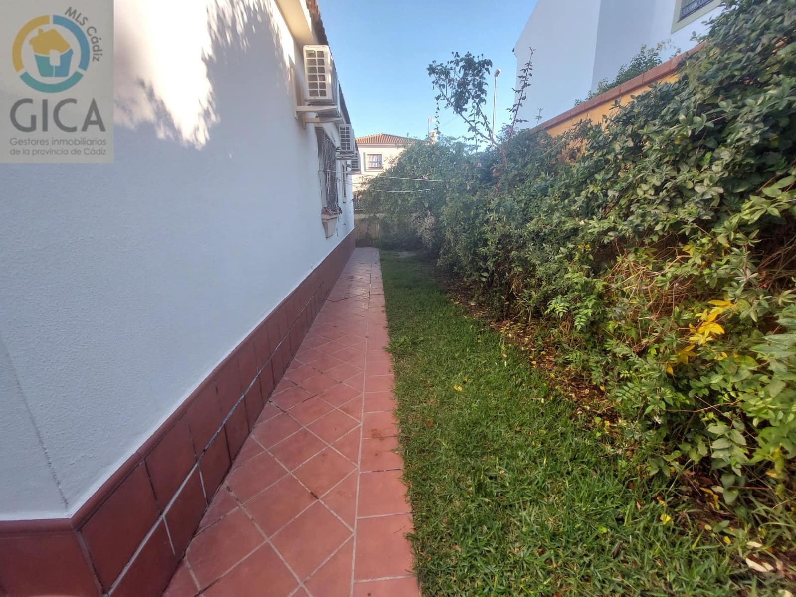 3 Zimmer Villa zu verkaufen in Algeciras mit Garage - 329.990 € (Ref: 9876418)