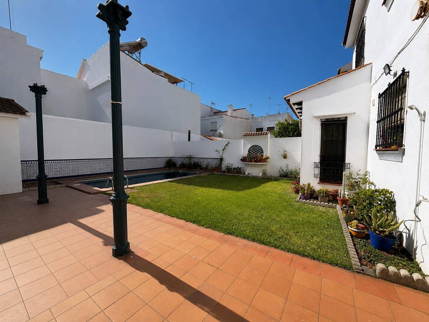 5 sypialnia Dom szeregowy na sprzedaż w La Linea de la Concepcion z basenem garażem - 590 000 € (Ref: 9876419)