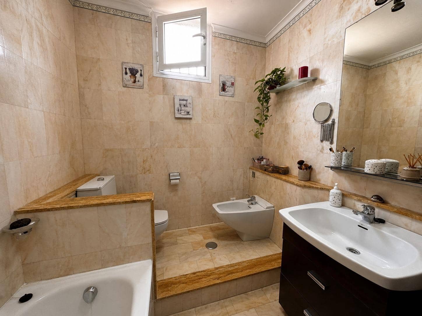 5 sypialnia Dom szeregowy na sprzedaż w La Linea de la Concepcion z basenem garażem - 590 000 € (Ref: 9876419)