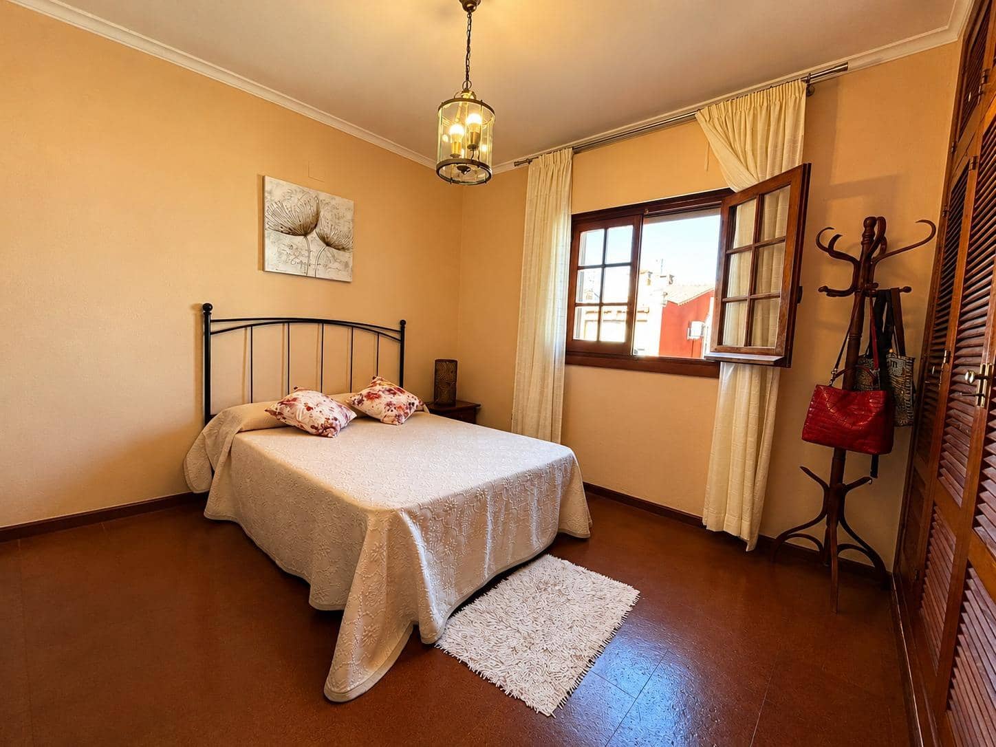 5 sypialnia Dom szeregowy na sprzedaż w La Linea de la Concepcion z basenem garażem - 590 000 € (Ref: 9876419)