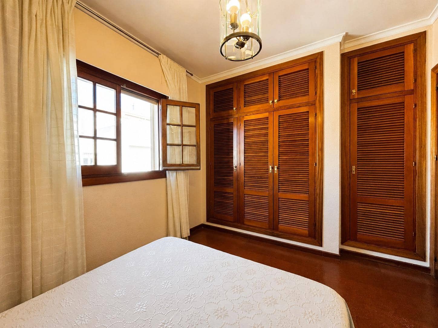 5 sypialnia Dom szeregowy na sprzedaż w La Linea de la Concepcion z basenem garażem - 590 000 € (Ref: 9876419)