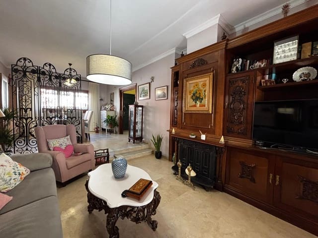 5 soverom Rekkehus til salgs i La Línea de la Concepción med svømmebasseng garasje - € 590 000 (Ref: 9876419)