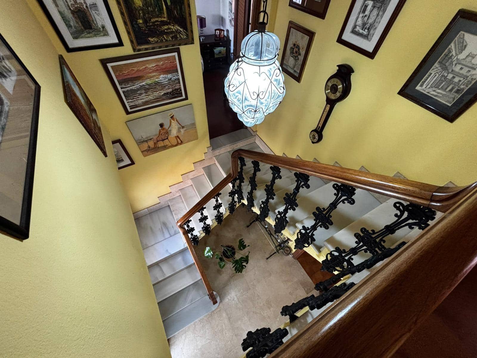 5 sypialnia Dom szeregowy na sprzedaż w La Linea de la Concepcion z basenem garażem - 590 000 € (Ref: 9876419)