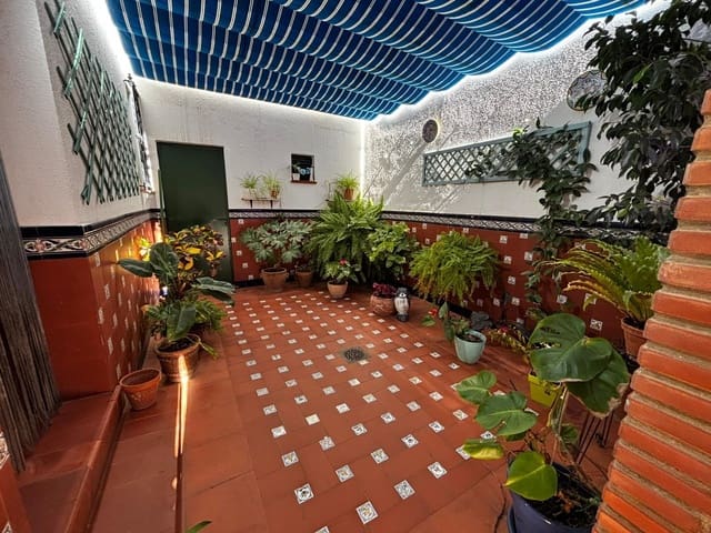 5 soverom Rekkehus til salgs i La Línea de la Concepción med svømmebasseng garasje - € 590 000 (Ref: 9876419)