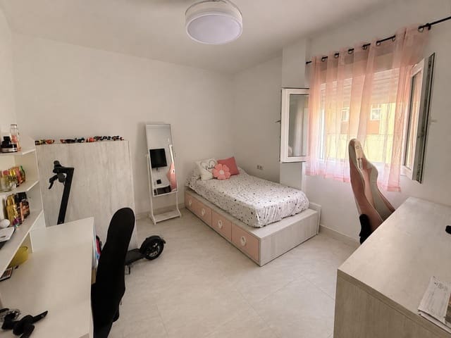 3 bedroom Flat for sale in La Línea de la Concepción - € 165,000 (Ref: 9892369)