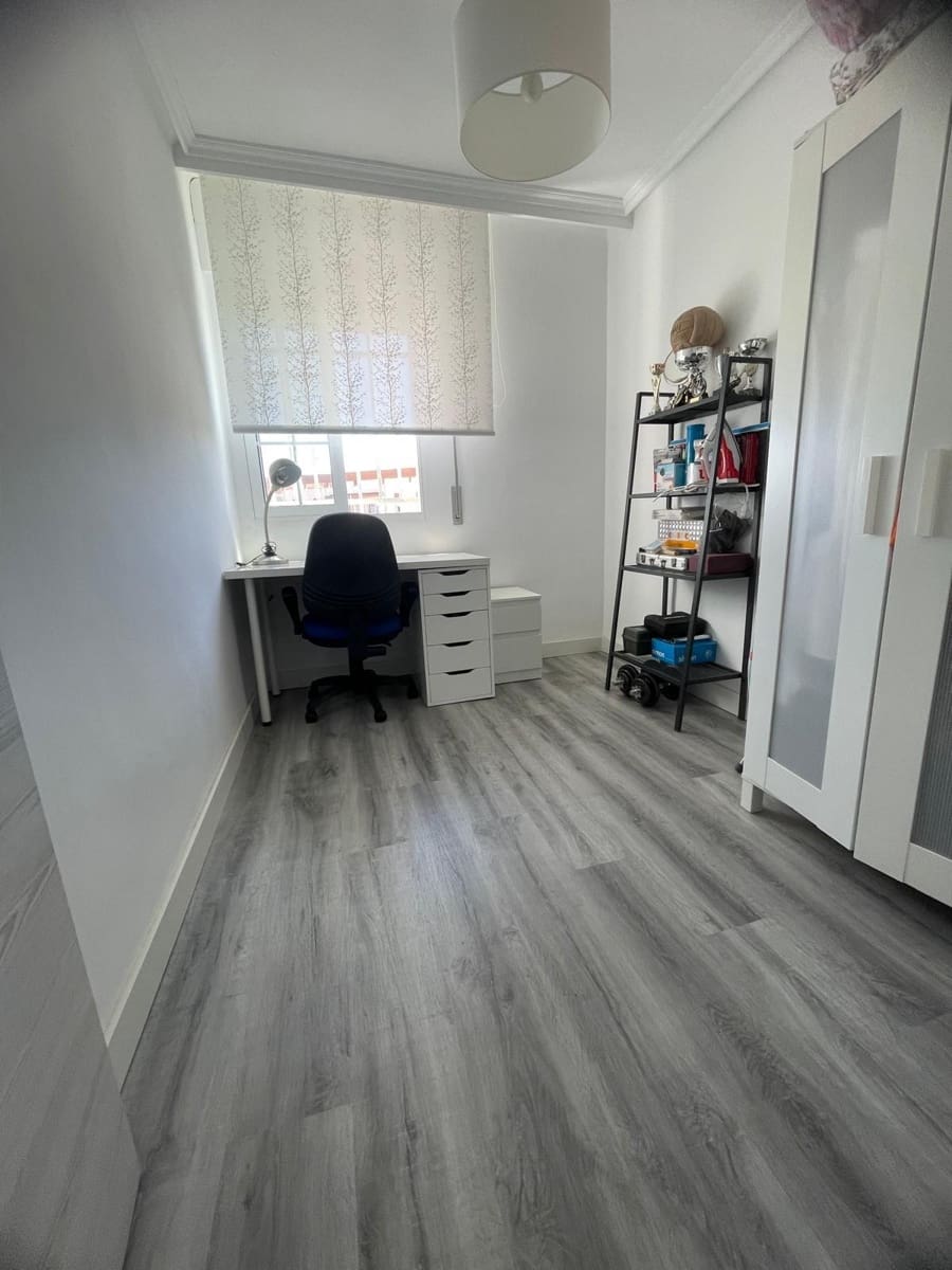 3 bedroom Flat for sale in Algeciras with garage - € 171,000 (Ref: 9896334)