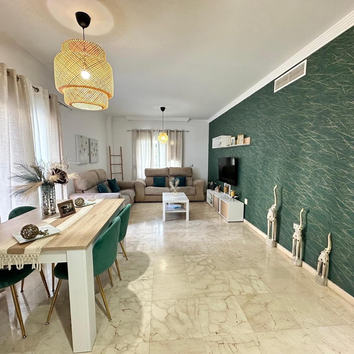 3 sovrum Lägenhet till salu i La Linea de la Concepcion - 318 000 € (Ref: 9911058)