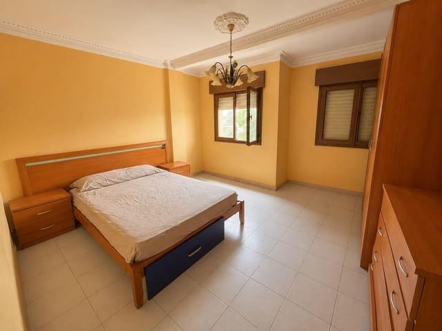 4 slaapkamer Flat te koop in La Línea de la Concepción - € 195.000 (Ref: 9920426)