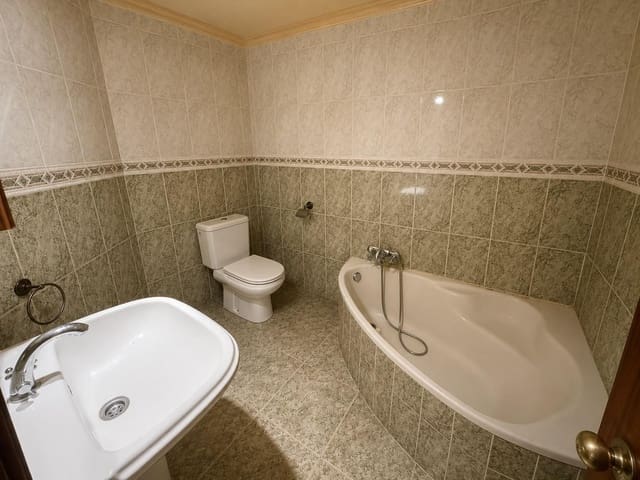 4 slaapkamer Flat te koop in La Línea de la Concepción - € 195.000 (Ref: 9920426)