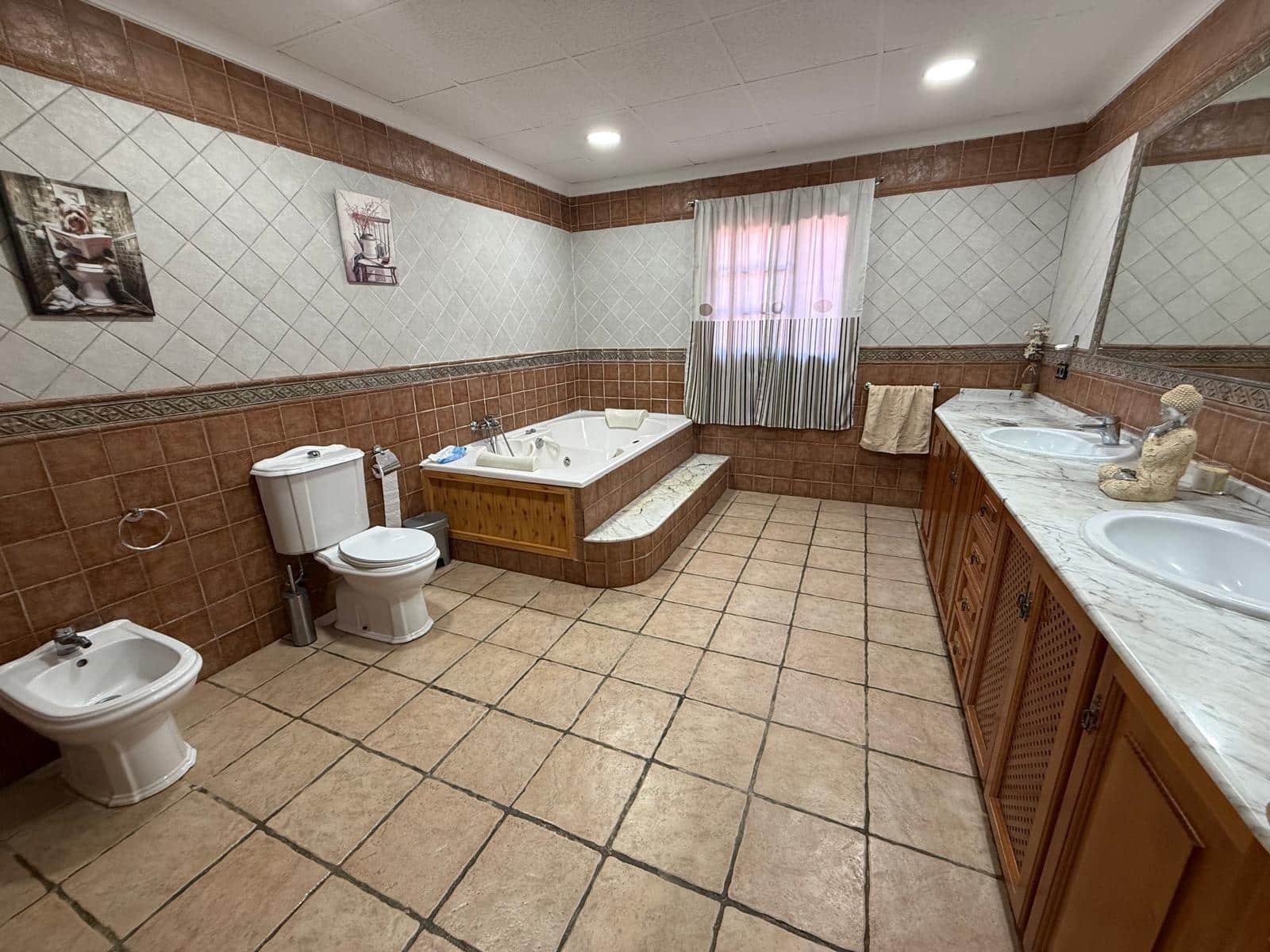 3 slaapkamer Villa te koop in La Linea de la Concepcion met zwembad garage - € 565.000 (Ref: 9939971)