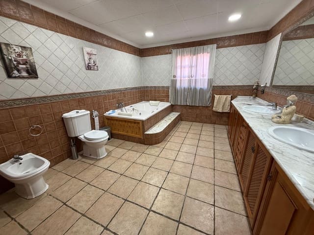 3 sovrum Villa till salu i La Línea de la Concepción med pool garage - 565 000 € (Ref: 9939971)