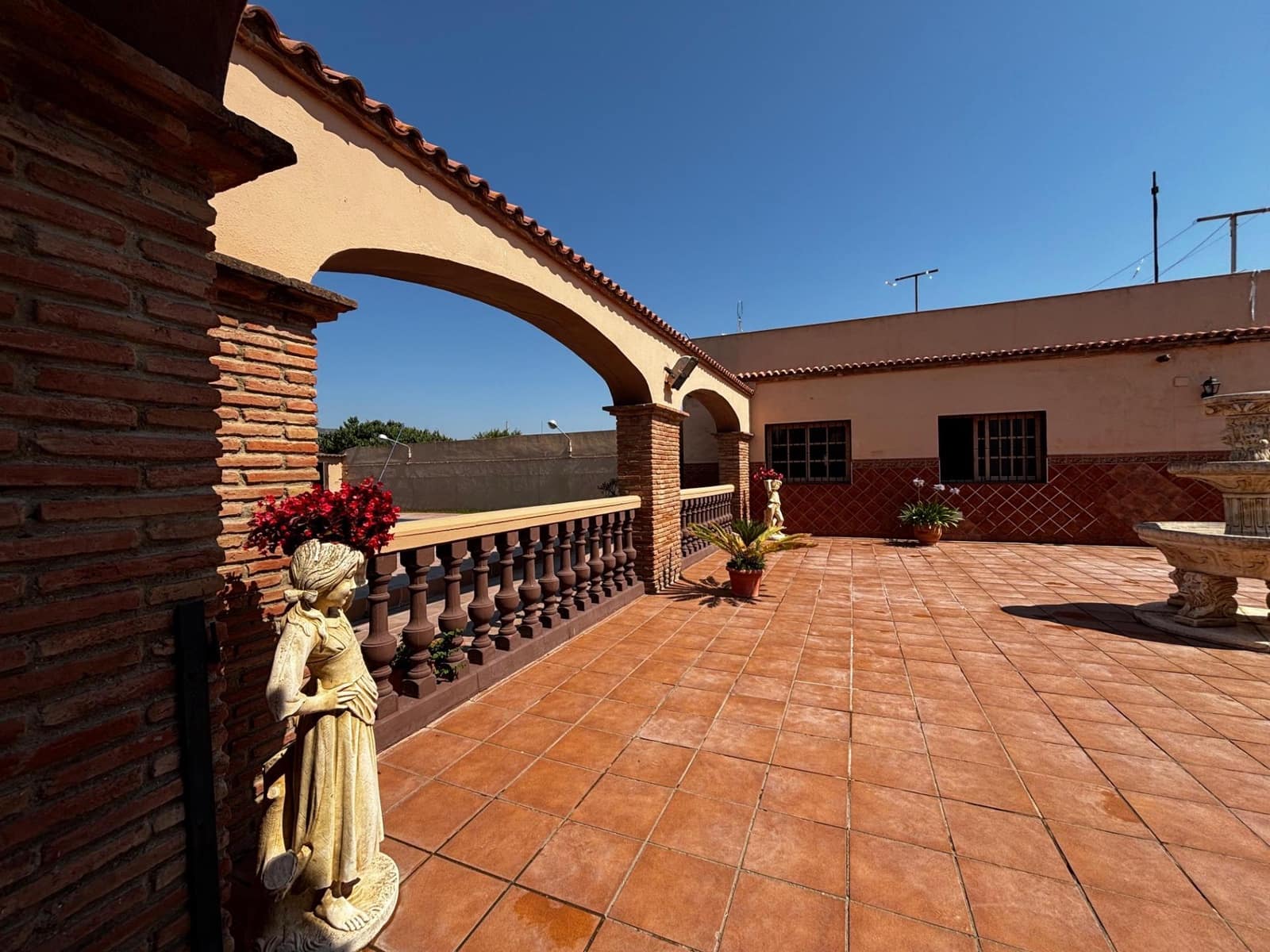 3 slaapkamer Villa te koop in La Linea de la Concepcion met zwembad garage - € 565.000 (Ref: 9939971)