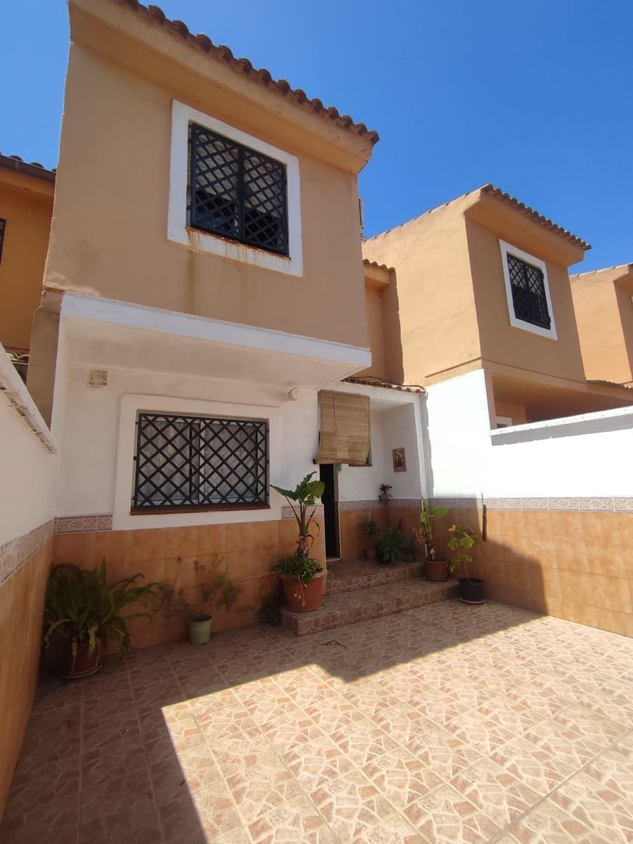 3 sovrum Radhus till salu i Algeciras med pool - 179 999 € (Ref: 9986866)