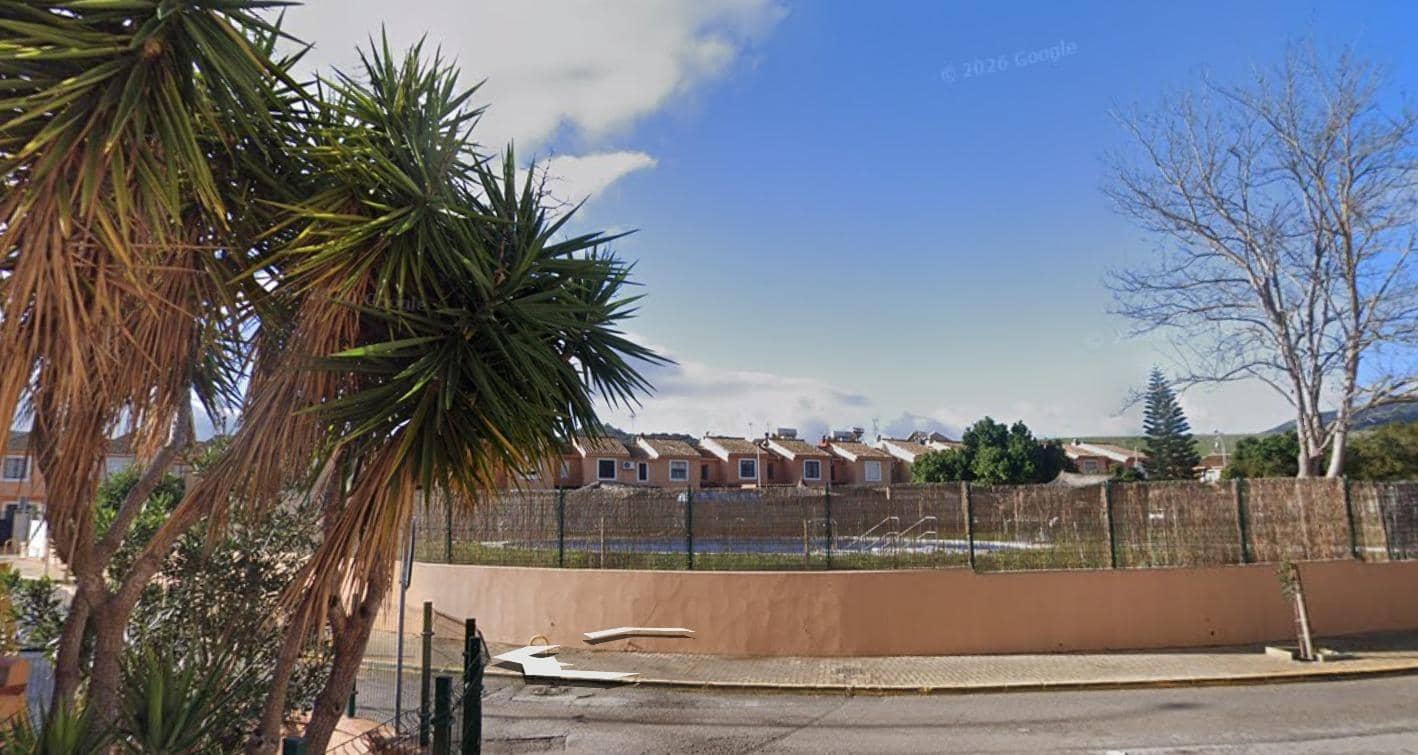 3 sovrum Radhus till salu i Algeciras med pool - 179 999 € (Ref: 9986866)