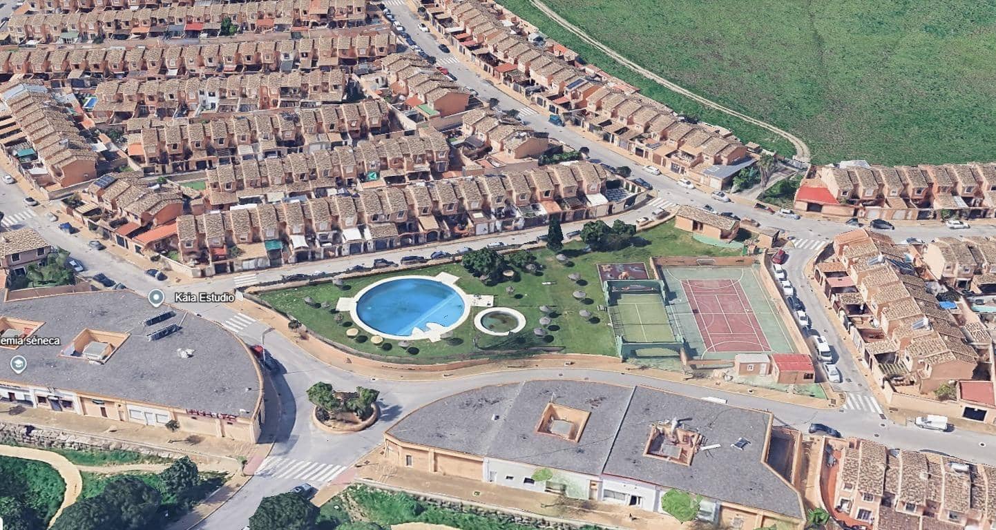 3 sovrum Radhus till salu i Algeciras med pool - 179 999 € (Ref: 9986866)