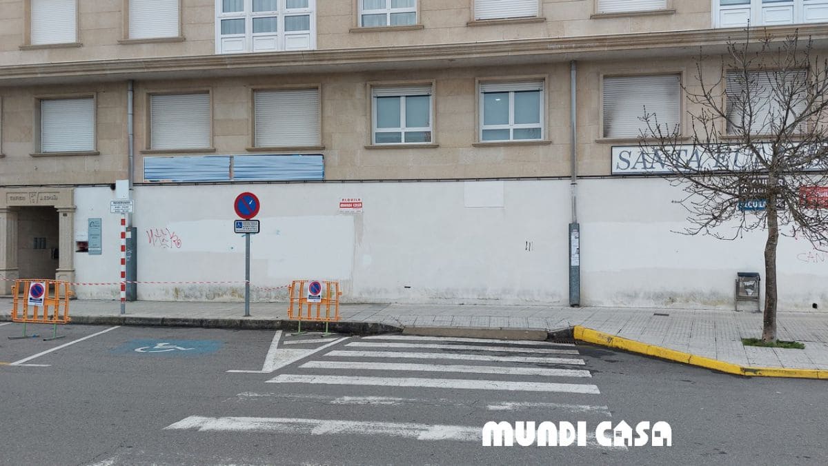 Commercial for sale in Boiro - € 450,000 (Ref: 8599198)