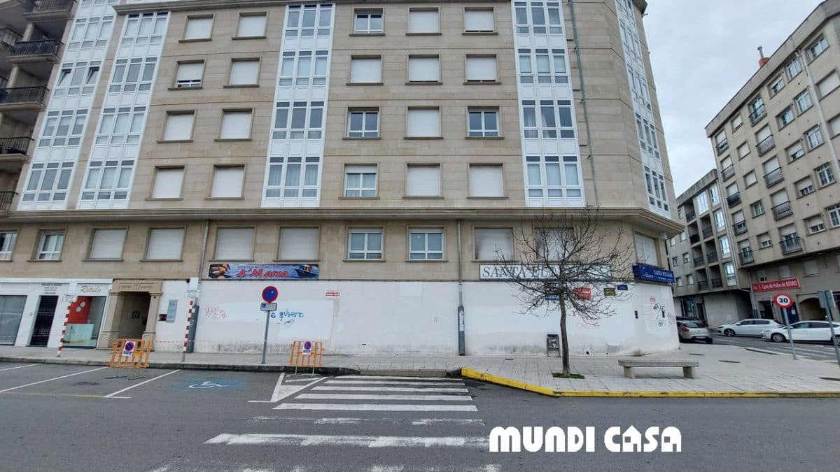 Commercial for sale in Boiro - € 450,000 (Ref: 8599198)