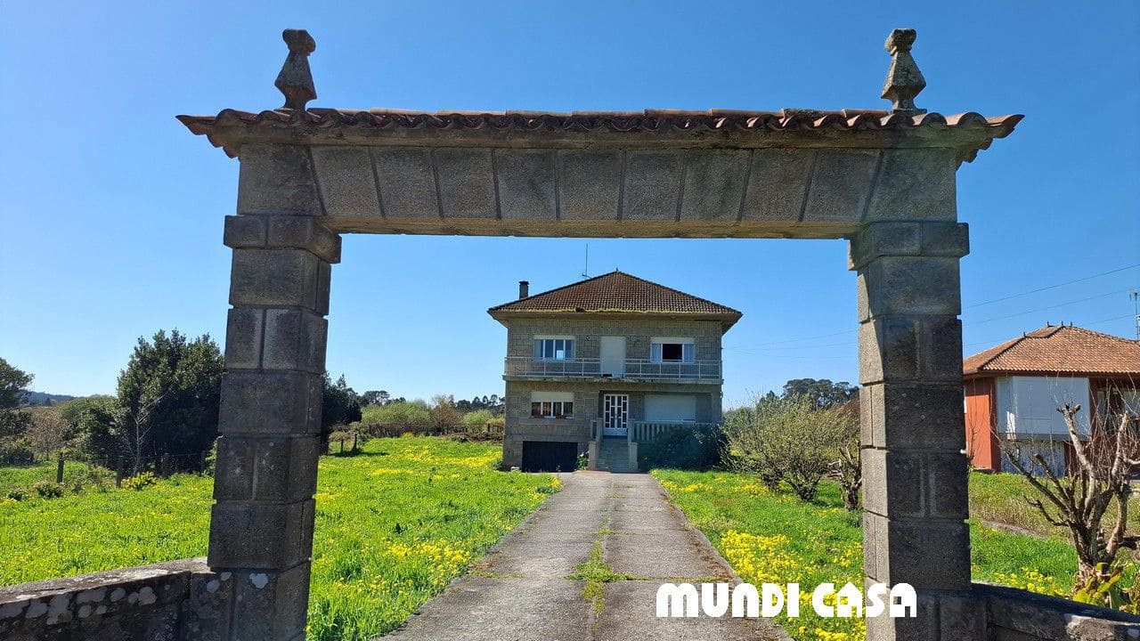 4 bedroom Townhouse for sale in Rianxo with garage - € 350,000 (Ref: 9711157)