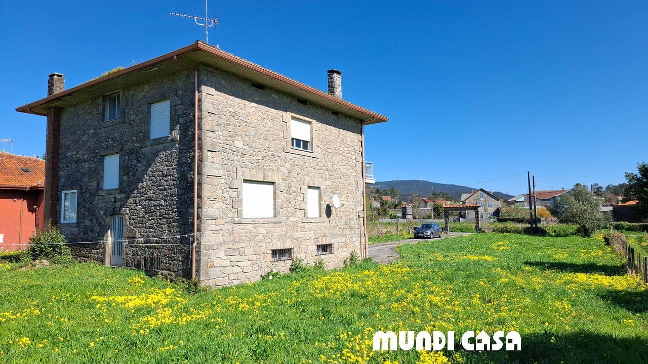4 bedroom Townhouse for sale in Rianxo with garage - € 350,000 (Ref: 9711157)