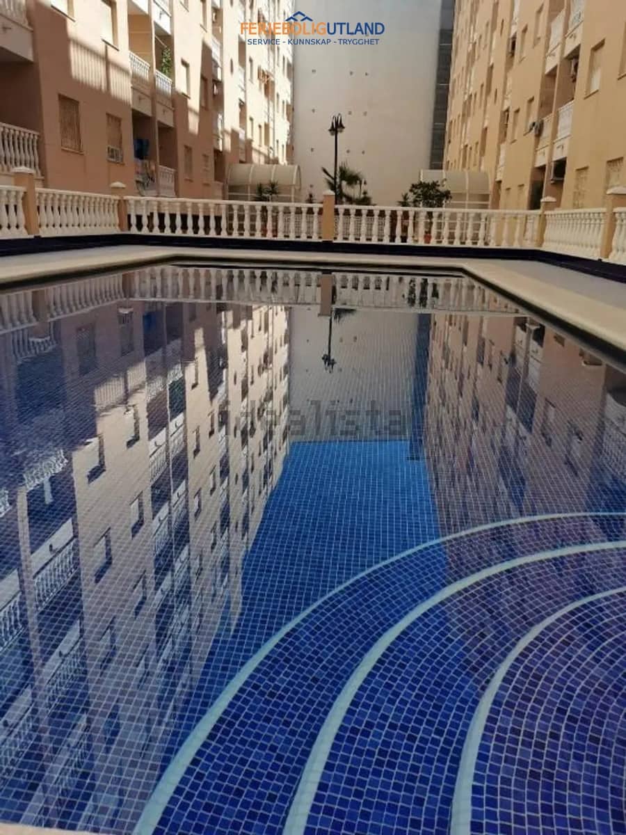 Apartamento de 2 habitaciones en Torrevieja en venta con piscina - 161.000 € (Ref: 10000760)