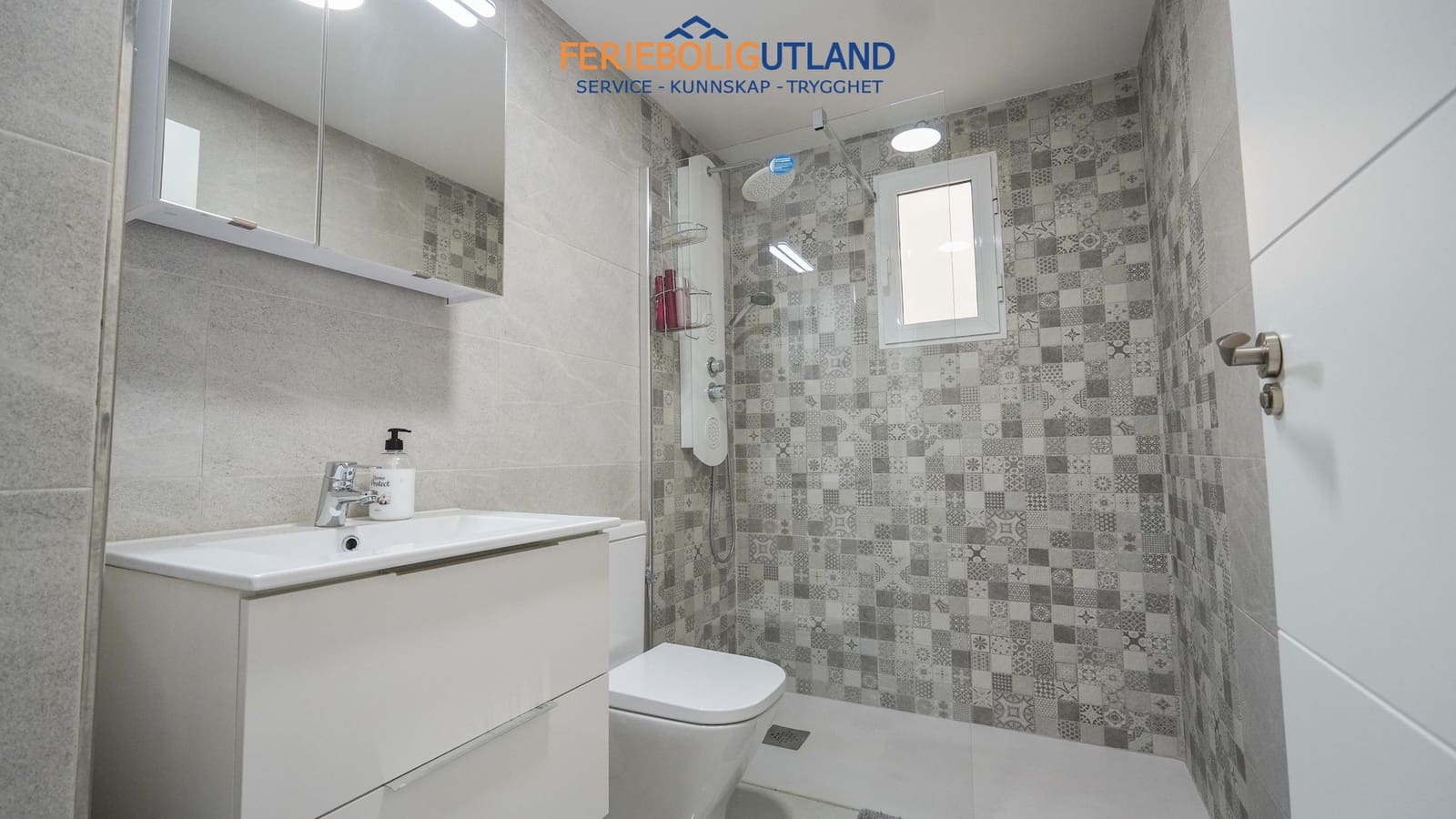 Apartamento de 2 habitaciones en Torrevieja en venta con piscina - 161.000 € (Ref: 10000760)