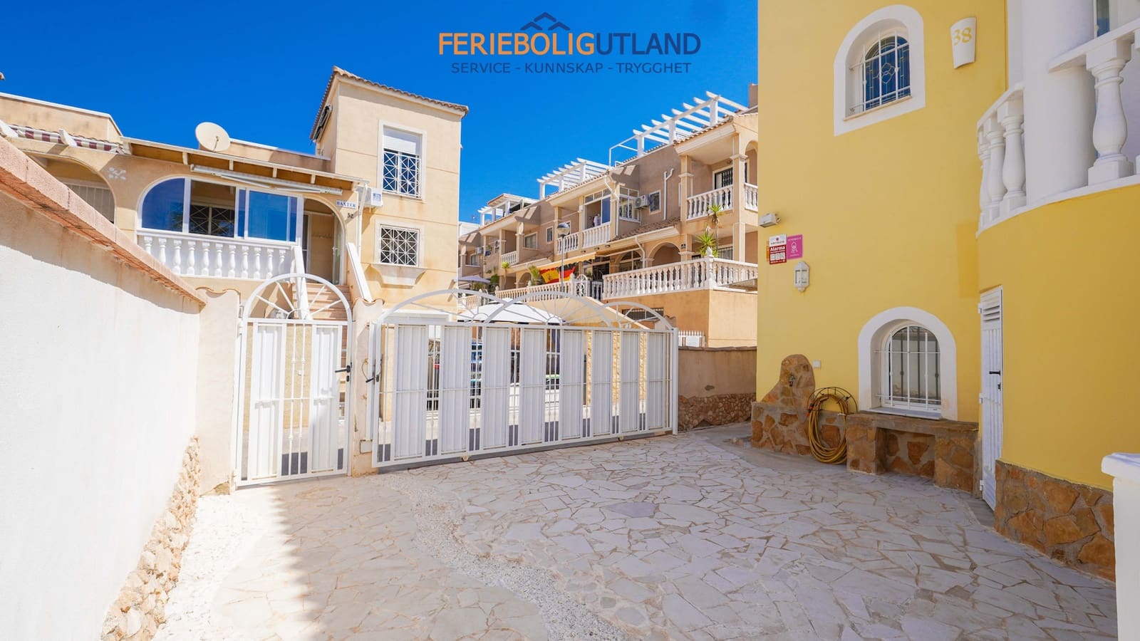 3 soverom Villa til salgs i Playa Flamenca med svømmebasseng garasje - € 490 000 (Ref: 10000761)