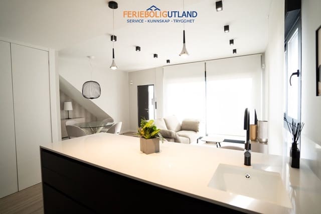Pareado de 4 habitaciones en Punta Prima, Orihuela en venta con piscina garaje - 699.900 € (Ref: 10000782)